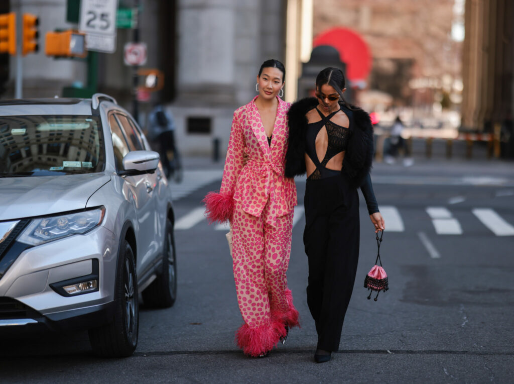 Stilingai apsirengusios moterys, žygiuoja gatve