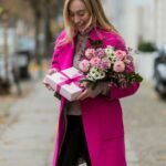 laiminga moteris rožiniu paltu