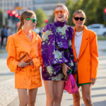 Moterys, dėvinčios spalvingais drabužiais