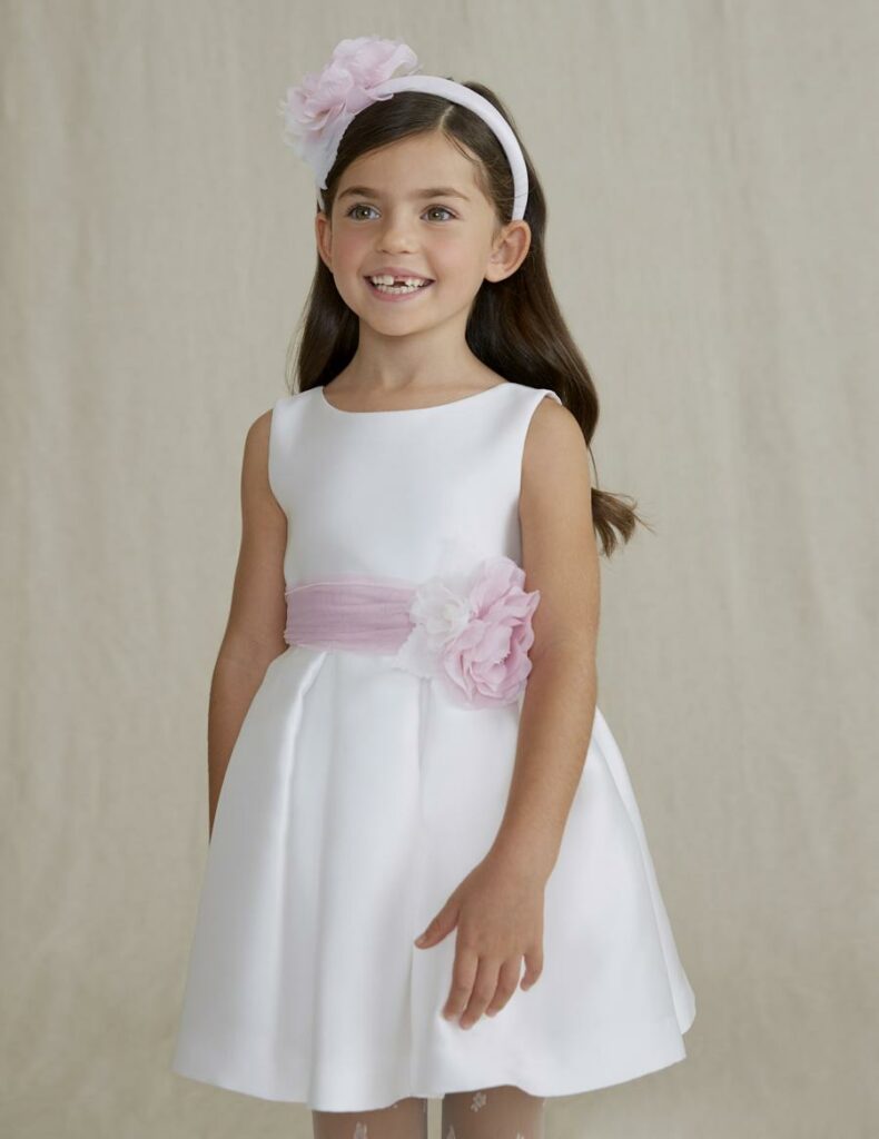 Maža mergaitė, dėvinti elegantiška balta suknele
