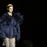 Moteris dėvinti oversize striuke