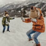 Vaikai, mėtantys sniego gniūžtes