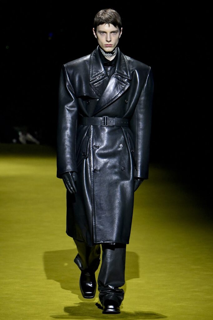 Modelis, dėvintis juodą odinį paltą