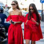 Dvi moterys, dėvinčios raudonas sukneles