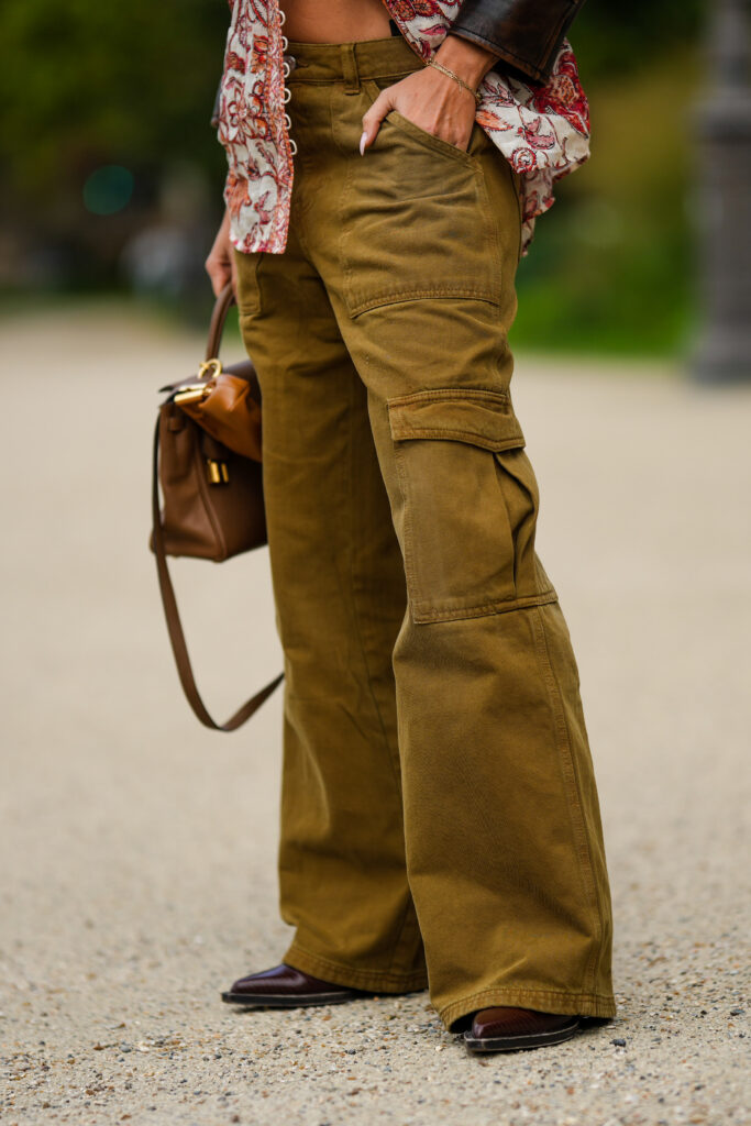 Moteris, dėvinti žalsvai rudas cargo kelnes