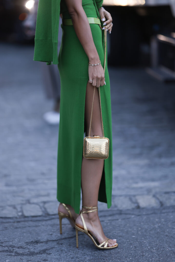Auksiniai batai prie žalios suknelė – aukštakulnės basutės     