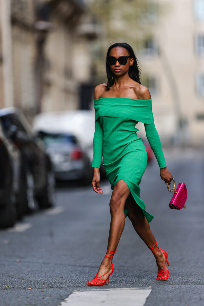 Raudonų basučių ir ilgarankovės žalios suknelės derinys