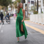 Kokie batai prie žalios suknelės - moteris, dėvinti ilgą žalia suknelę ir žalius aukštakulnius batelius