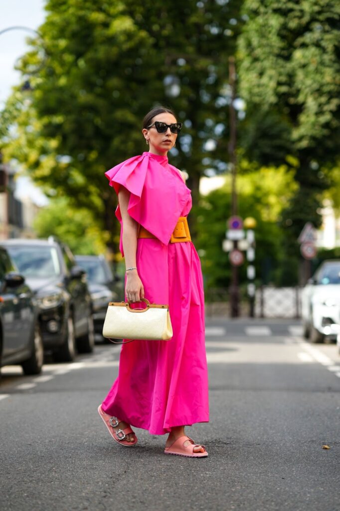 Moteris, dėvinti ilgą rožinę vasarinę suknelę
