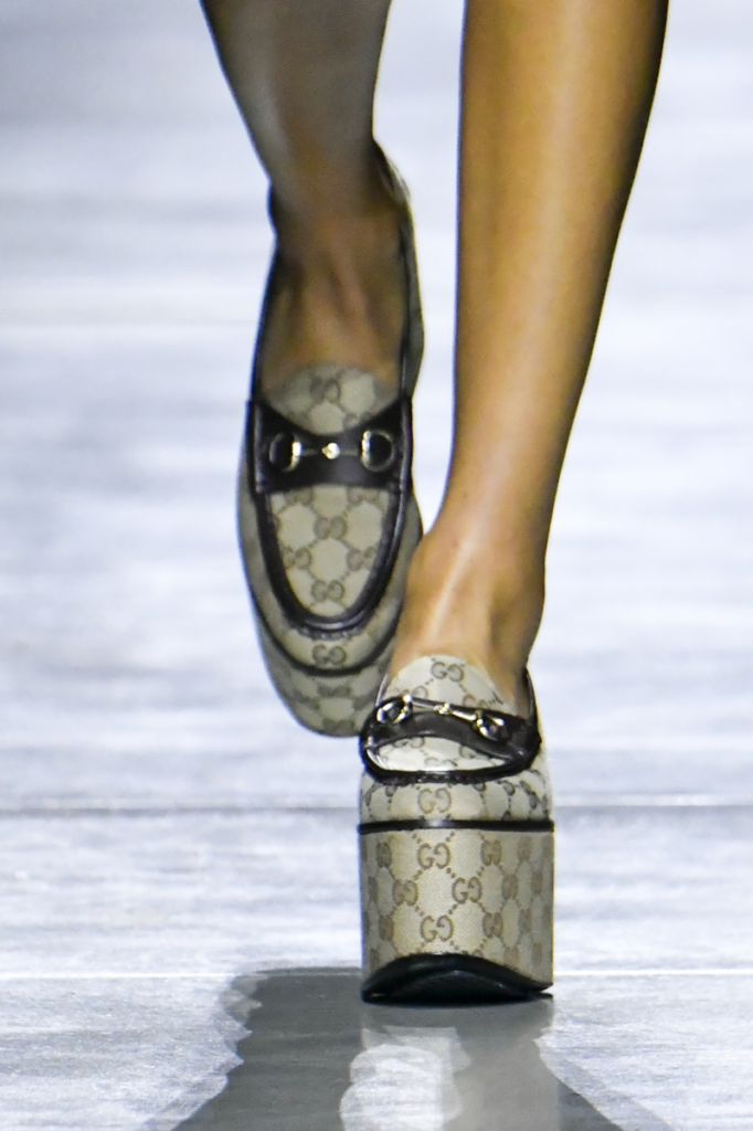 Mados tendencijos 2024-ųjų pavasariui-vasarai: batai su platforma